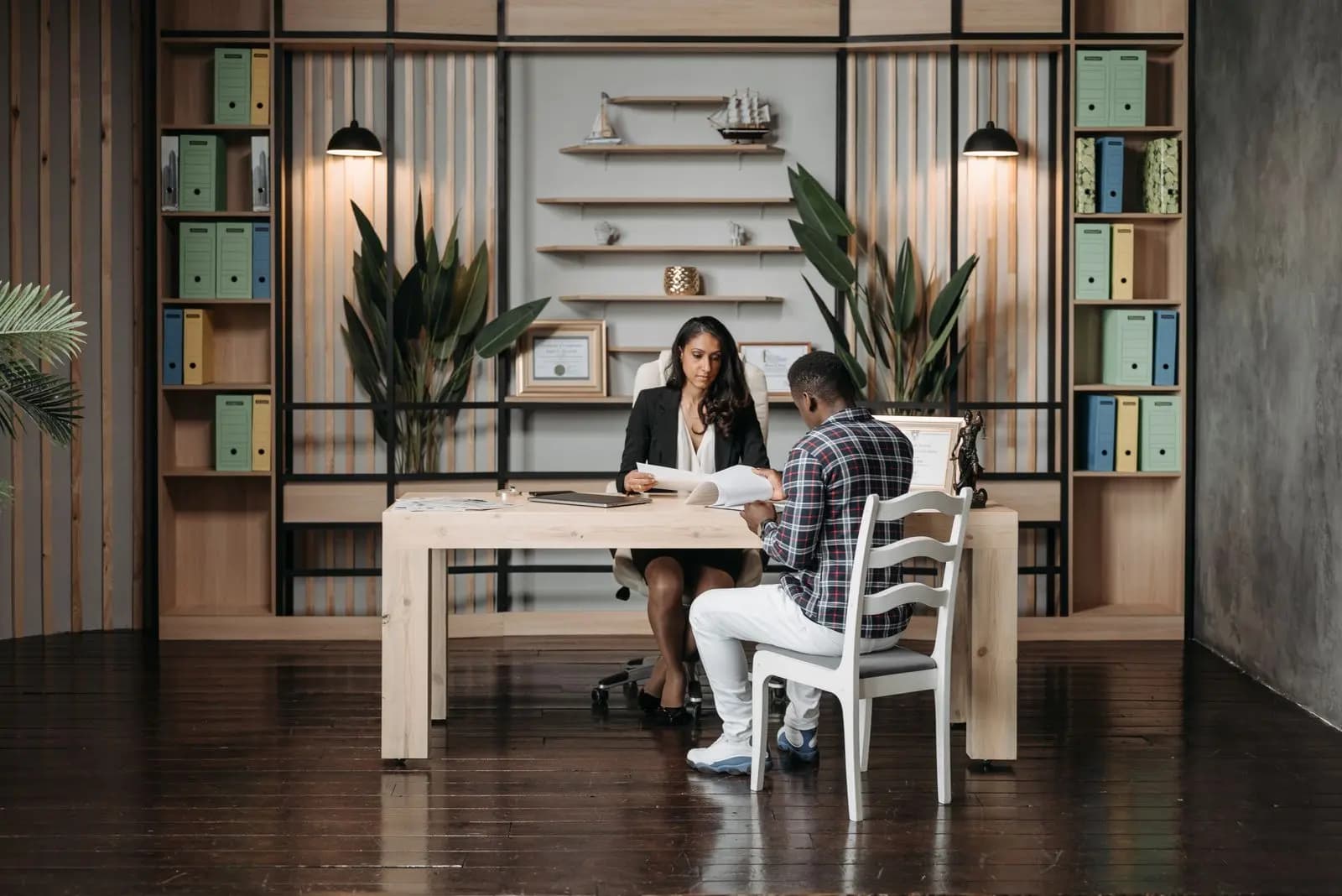 Advogada conversando com um cliente à mesa